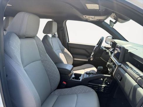 Certified 2025 Toyota Tacoma SR5 AWD/4WD image 15