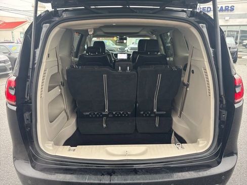 Used 2023 Chrysler Pacifica Limited AWD/4WD image 33