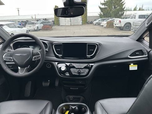 New 2026 Chrysler Pacifica Select image 11