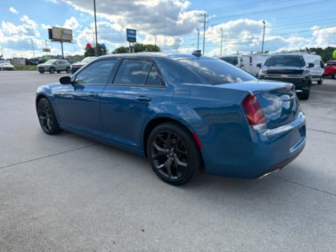Used 2022 Chrysler 300 Touring w/ Sport Appearance Package RWD image 6