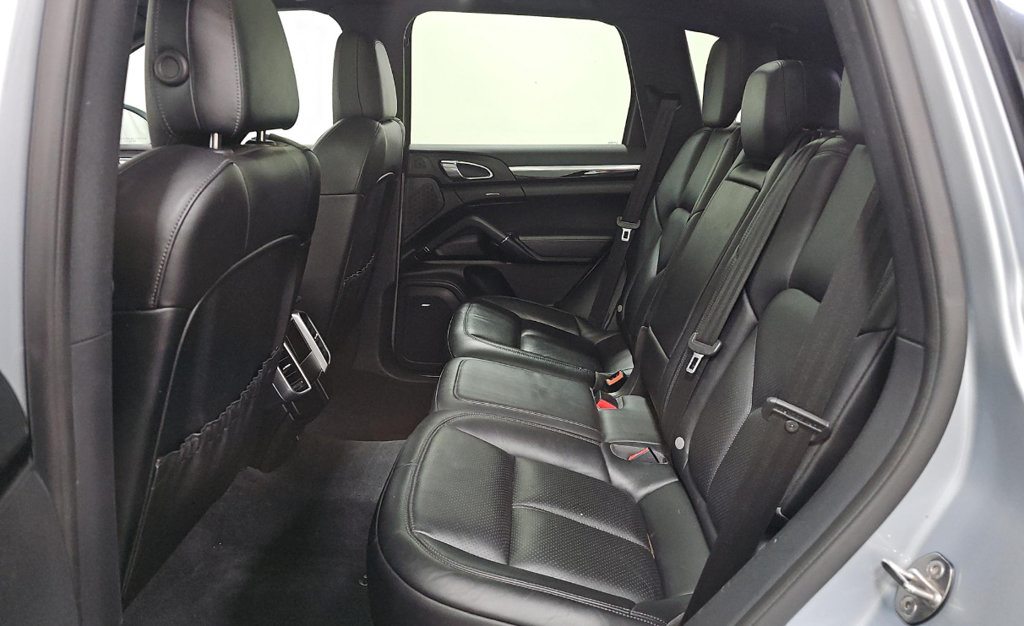 Used 2018 Porsche Cayenne Platinum Edition w/ Premium Package AWD/4WD image 8