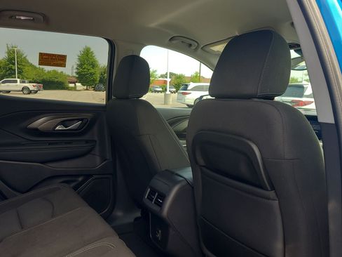 Used 2024 GMC Terrain SLE w/ Driver Convenience Package FWD image 17