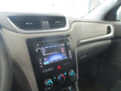 Used 2015 Chevrolet Traverse LT w/ Style and Technology Package FWD image 41