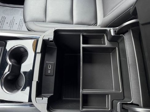 Used 2025 Chevrolet Suburban Z71 image 25