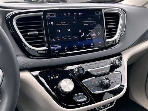 Used 2024 Chrysler Pacifica Touring-L FWD image 9