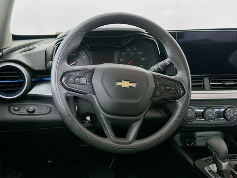 Used 2025 Chevrolet Trax LS image 17