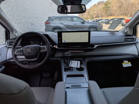 New 2026 Toyota Sienna XLE image 14