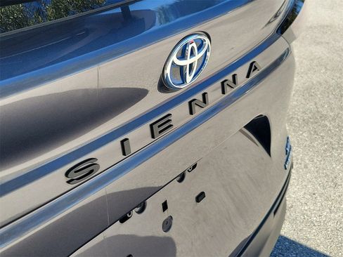 Used 2024 Toyota Sienna XLE image 6