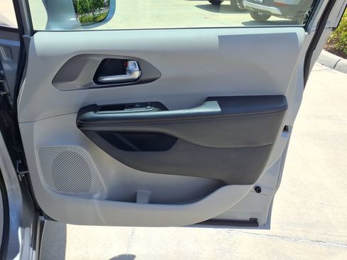 Used 2020 Chrysler Pacifica Touring-L w/ Tire & Wheel Group FWD image 25