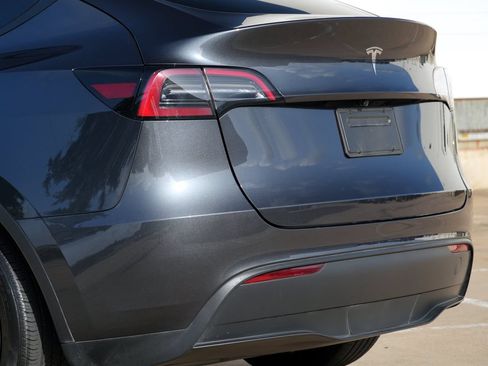 Used 2025 Tesla Model Y Long Range RWD image 34