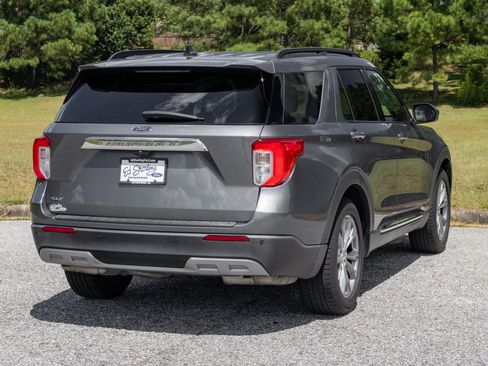 Used 2022 Ford Explorer XLT w/ Equipment Group 202A RWD image 6