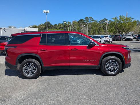 Used 2025 Chevrolet Traverse LT FWD image 3