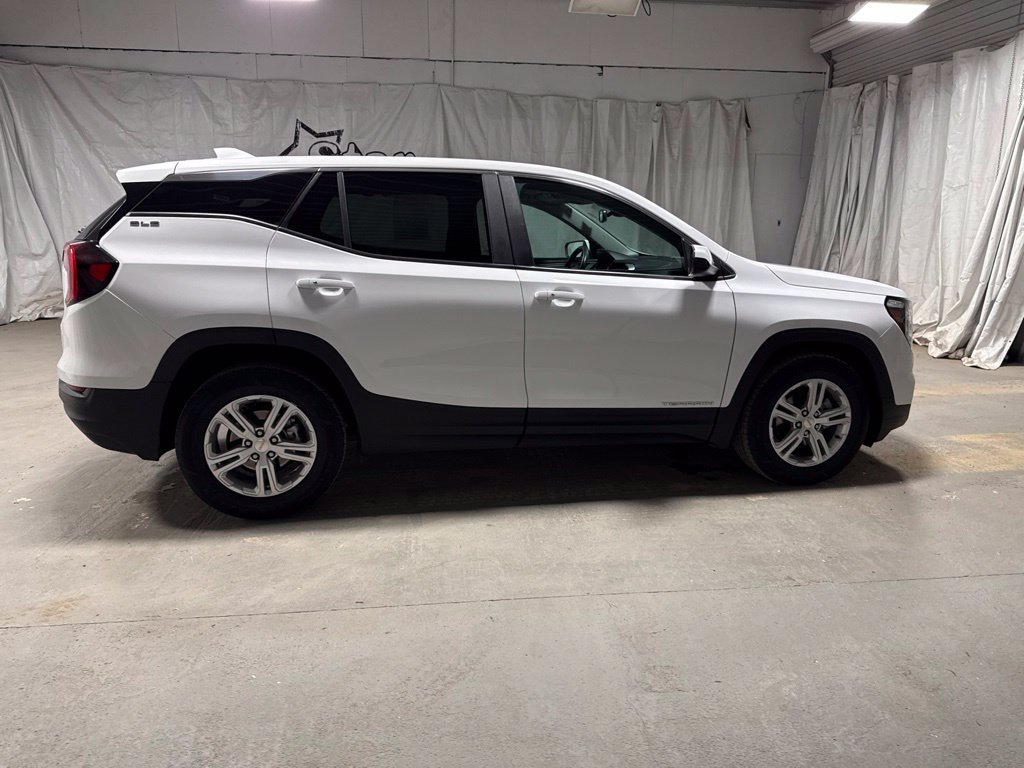 Used 2024 GMC Terrain SLE FWD image 8