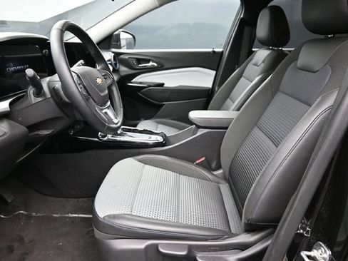 Used 2025 Chevrolet Trax LT w/ LT Convenience Package FWD image 11