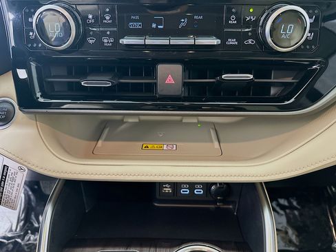 Used 2024 Toyota Highlander Limited image 23