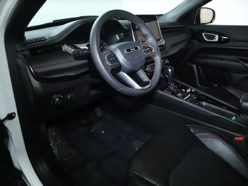 Used 2025 Jeep Compass Trailhawk AWD/4WD image 17