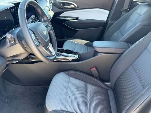 Used 2025 Chevrolet Trax LT w/ LT Convenience Package image 10