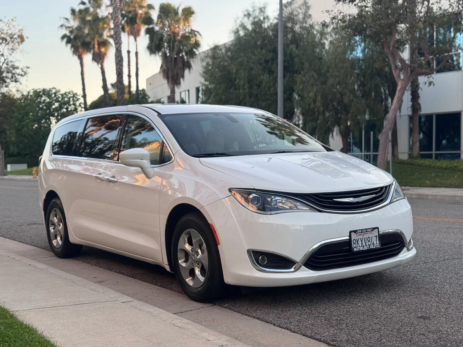 Used 2019 Chrysler Pacifica Touring Plus FWD image 4