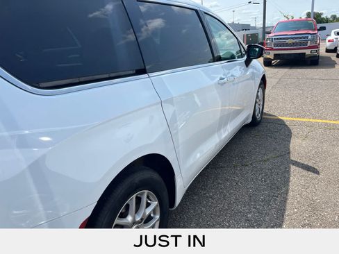 Used 2024 Chrysler Pacifica Touring-L FWD image 17