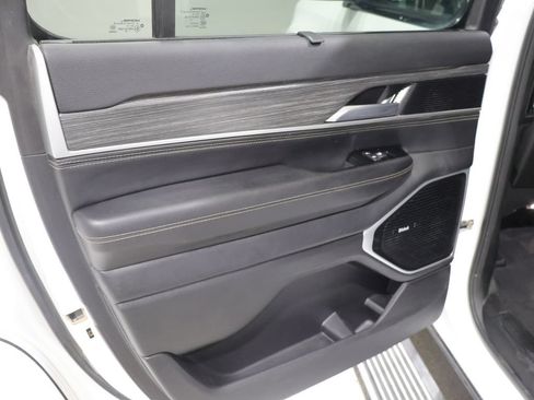 Certified 2023 Jeep Wagoneer Series III w/ Premium Group I AWD/4WD image 19