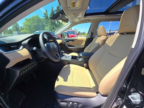 Used 2025 Toyota RAV4 Limited AWD/4WD image 21