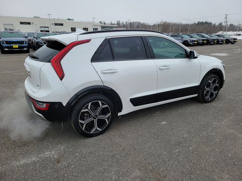 Used 2023 Kia Niro SX Touring image 5