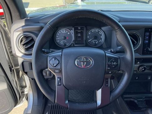 Used 2018 Toyota Tacoma TRD Sport image 12
