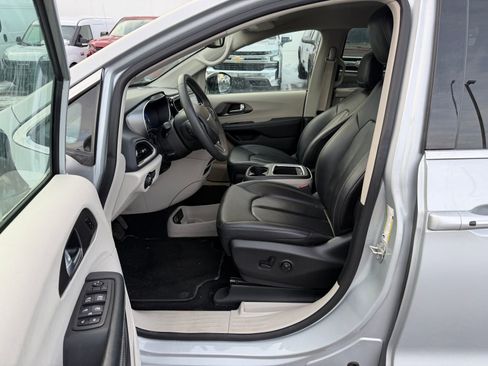 Used 2024 Chrysler Pacifica Touring-L FWD image 11