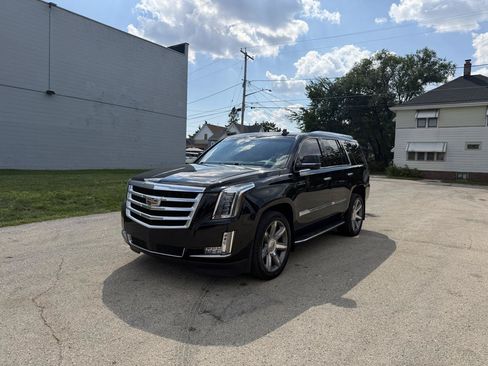 Used 2018 Cadillac Escalade Premium Luxury AWD/4WD image 3