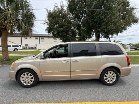 Used 2013 Chrysler Town & Country Touring FWD image 8