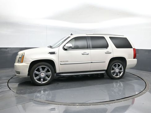 Used 2013 Cadillac Escalade Luxury image 2