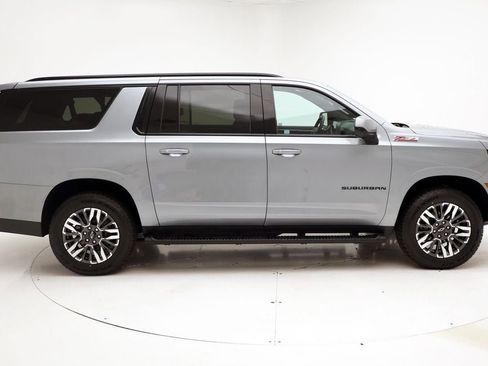 Used 2025 Chevrolet Suburban Z71 AWD/4WD image 3