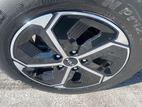 Certified 2023 Kia Niro EX image 40