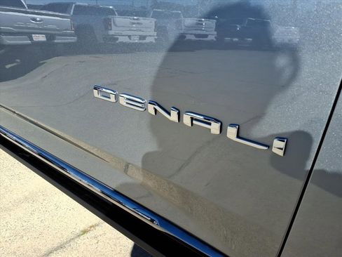 Used 2023 GMC Yukon Denali Ultimate image 10