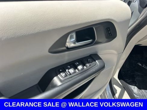 Used 2024 Chrysler Pacifica Touring-L FWD image 12