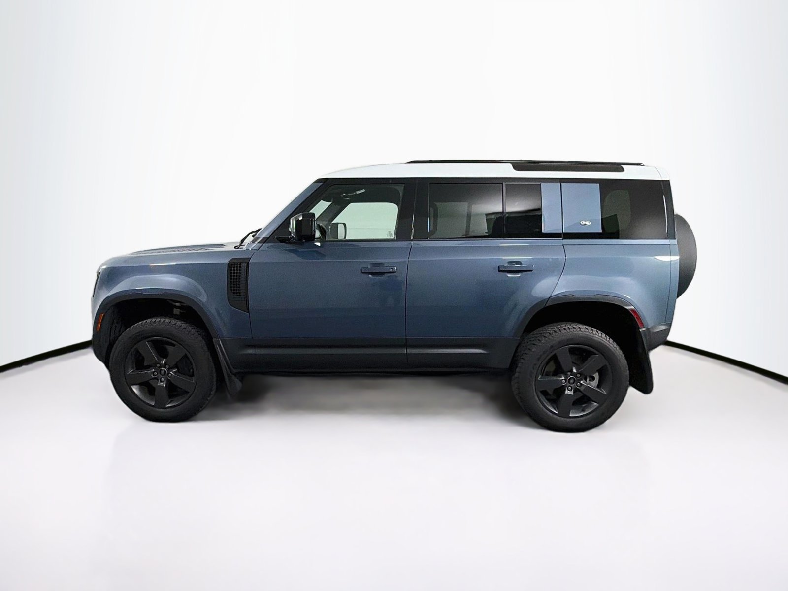 Used 2024 Land Rover Defender 110 SE AWD/4WD image 4