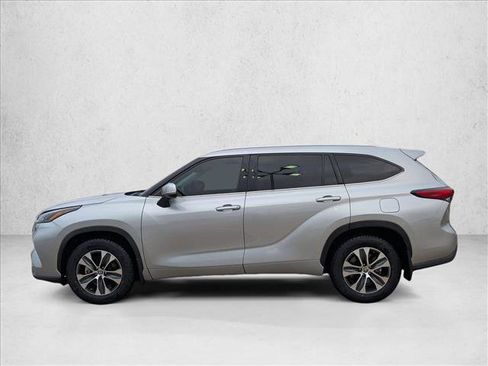 Used 2022 Toyota Highlander XLE FWD image 9