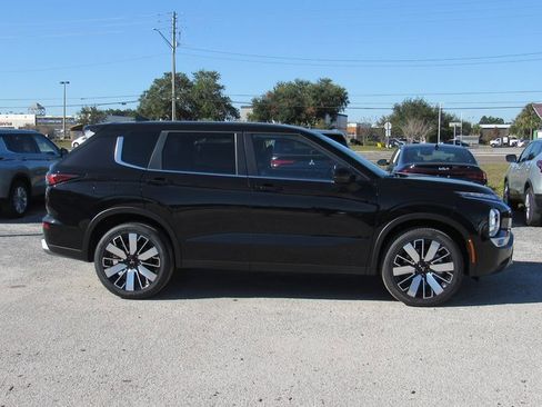 New 2025 Mitsubishi Outlander SE image 2