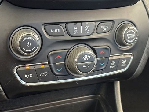 Used 2023 Jeep Cherokee Altitude Lux image 28