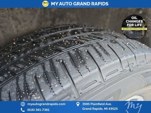 Used 2023 Nissan Pathfinder SL w/ Black Appearance Package AWD/4WD image 33