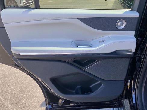 New 2026 Lincoln Navigator Reserve AWD/4WD image 9