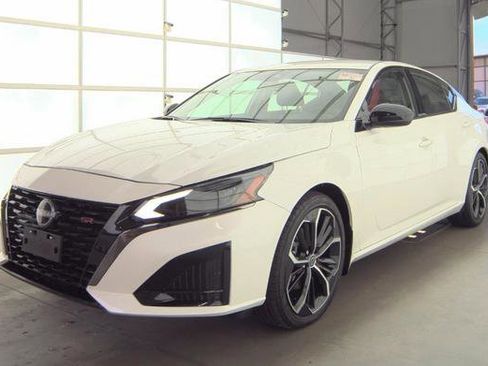 Used 2025 Nissan Altima 2.5 SR image 3