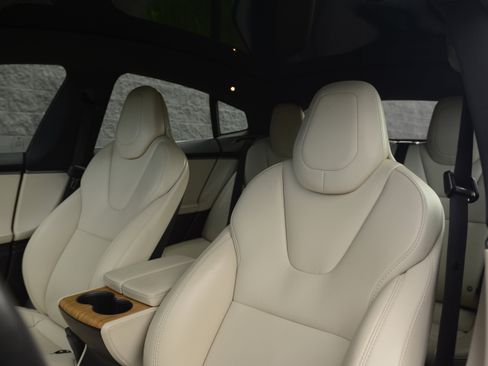 Used 2020 Tesla Model S Long Range Plus image 5