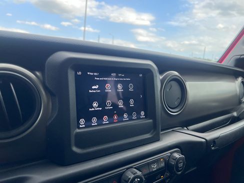 Used 2023 Jeep Gladiator Mojave AWD/4WD image 23