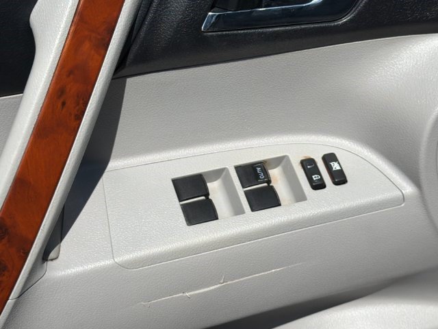 Used 2013 Toyota Highlander Limited FWD image 13