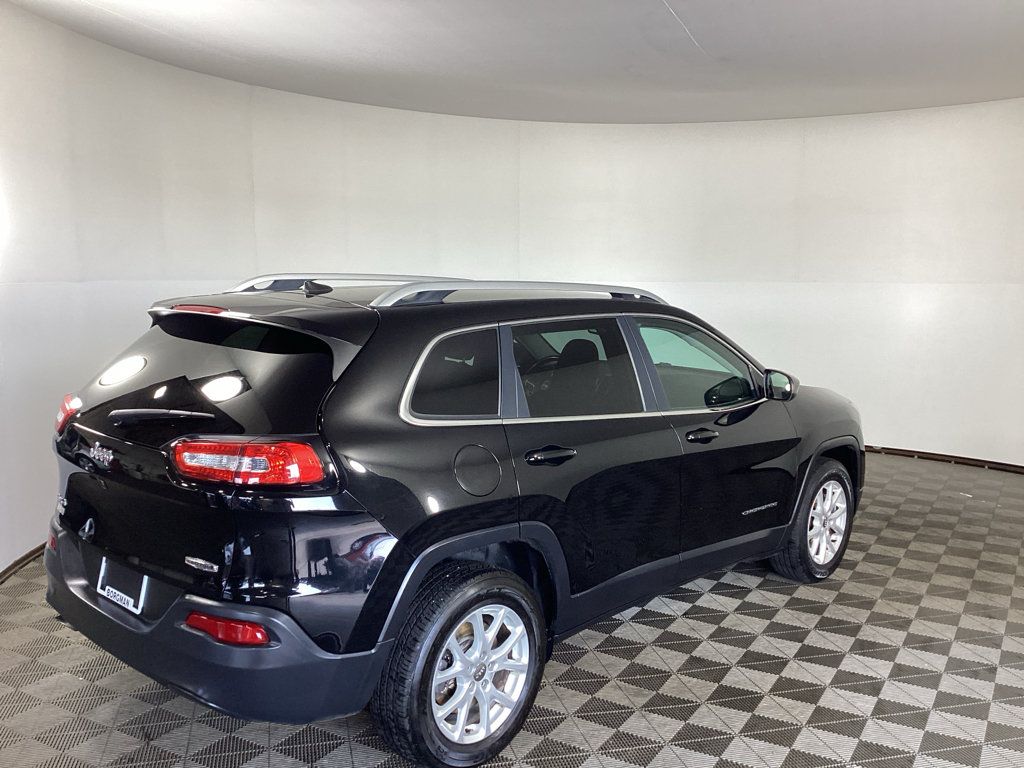 Used 2017 Jeep Cherokee Latitude AWD/4WD image 2