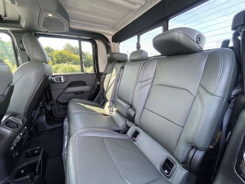 Used 2024 Jeep Gladiator Mojave w/ Convenience Group AWD/4WD image 12