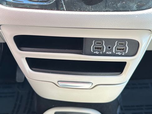 Used 2023 Chrysler Pacifica Touring-L FWD image 21