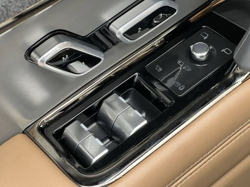 Used 2025 Land Rover Range Rover Sport SE image 13