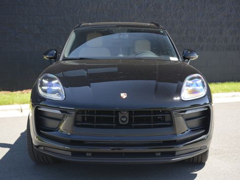 Certified 2025 Porsche Macan AWD/4WD image 10
